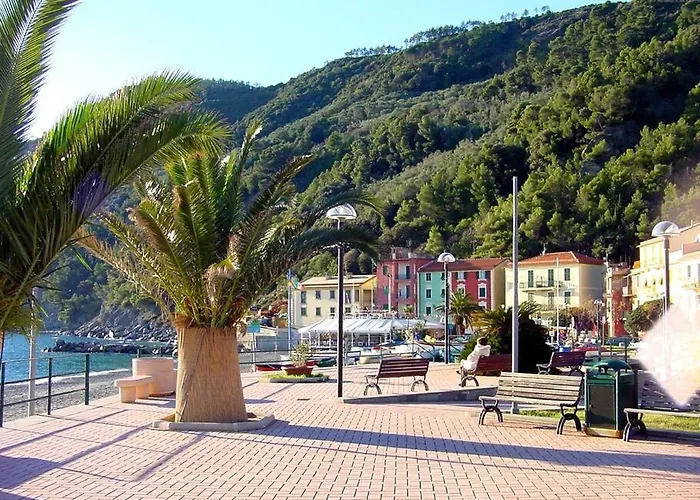 Three Close To The Sea And Services * Riva Trigoso