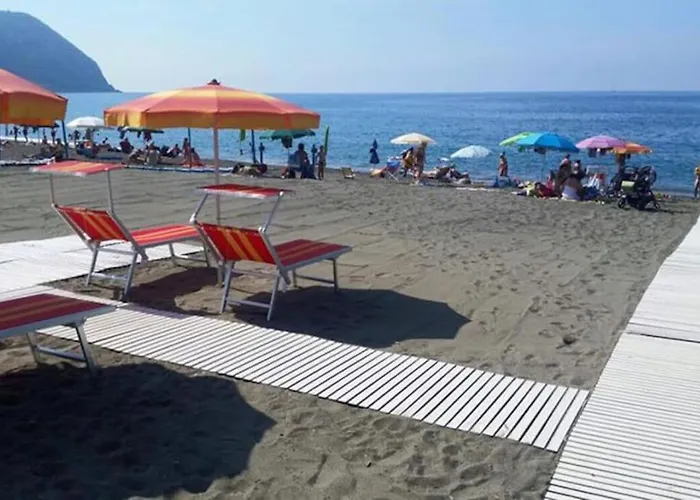 Three Close To The Sea And Services Lejlighed