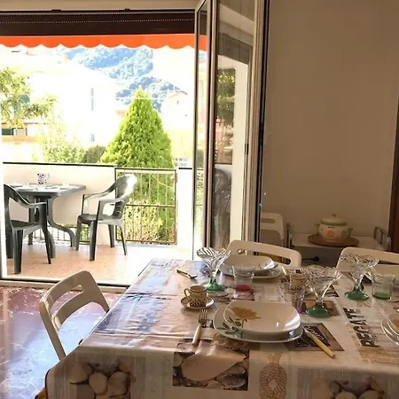 Three Close To The Sea And Services Apartman