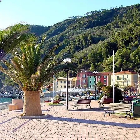 Three Close To The Sea And Services * Riva Trigoso