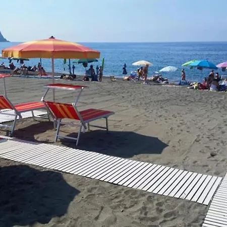Three Close To The Sea And Services Apartman